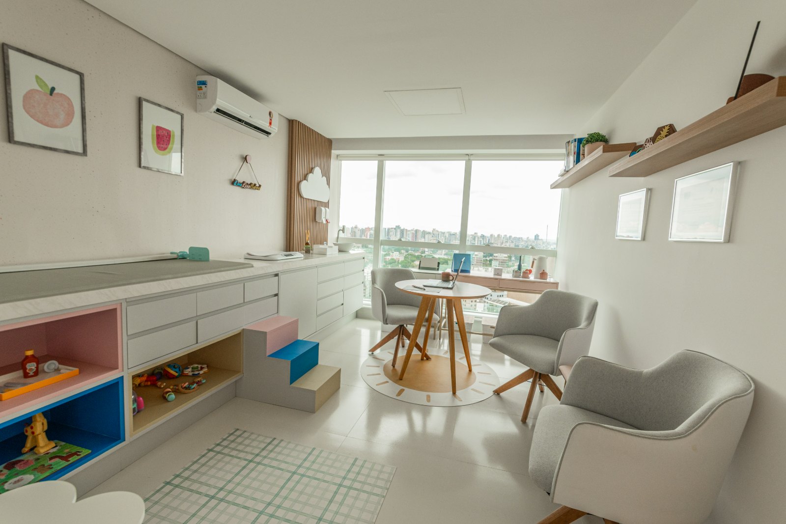 Sala de atendimento com vista para Curitiba